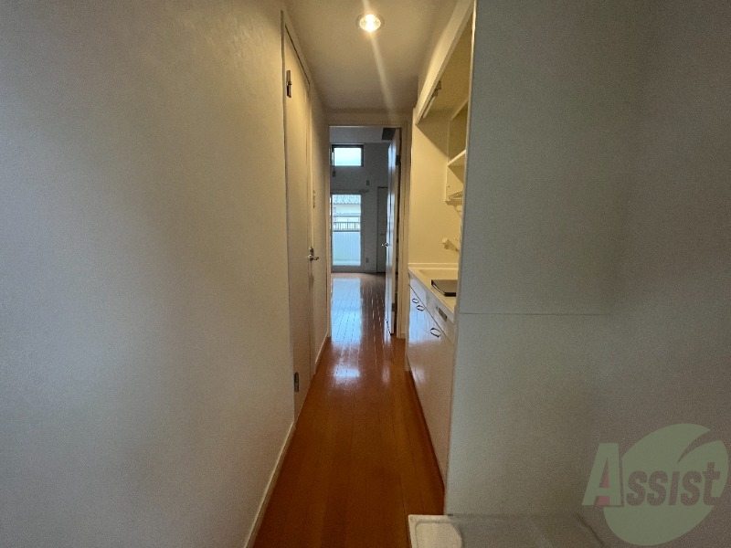 玄関　玄関から撮影しました。明るい印象ですね。