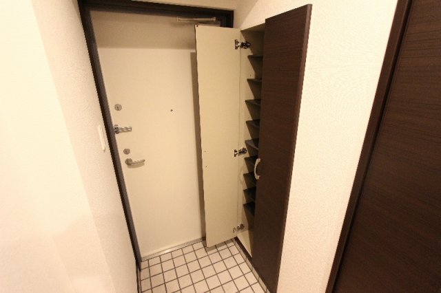 玄関　※写真は別号室のものですので現状優先とさせていただきます