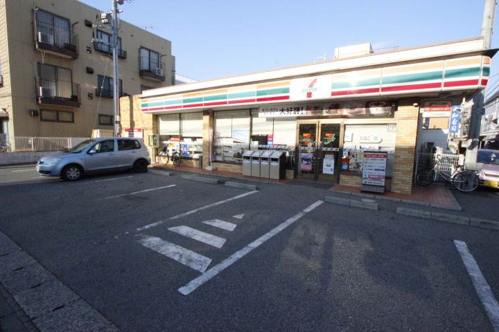 コンビニ　セブンイレブン（コンビニ）まで438m
