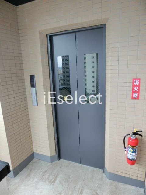 エントランス　エレベーターございます。