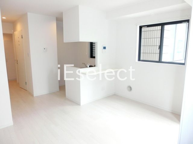 その他部屋・スペース　バルコニーからの洋室です。