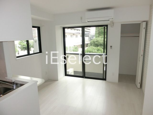 居室・リビング　2面採光で明るい洋室です。