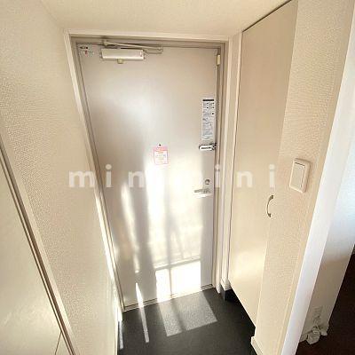 玄関　※写真は別号室のものですので現状優先させて頂きます。