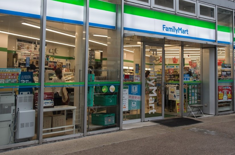 コンビニ　ファミリマート江東東雲１丁目（コンビニ）まで10m