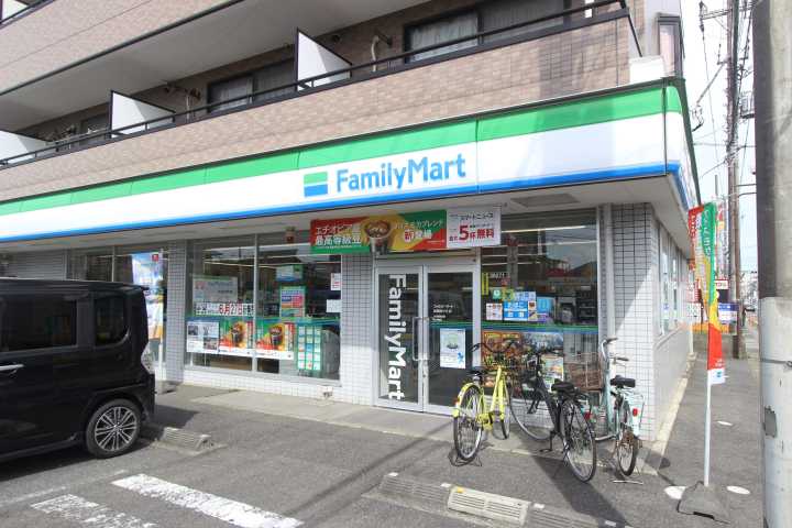 コンビニ　ファミリーマート（コンビニ）まで120m