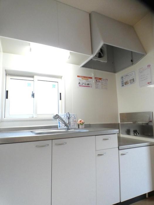 キッチン　窓付きの明るいキッチン