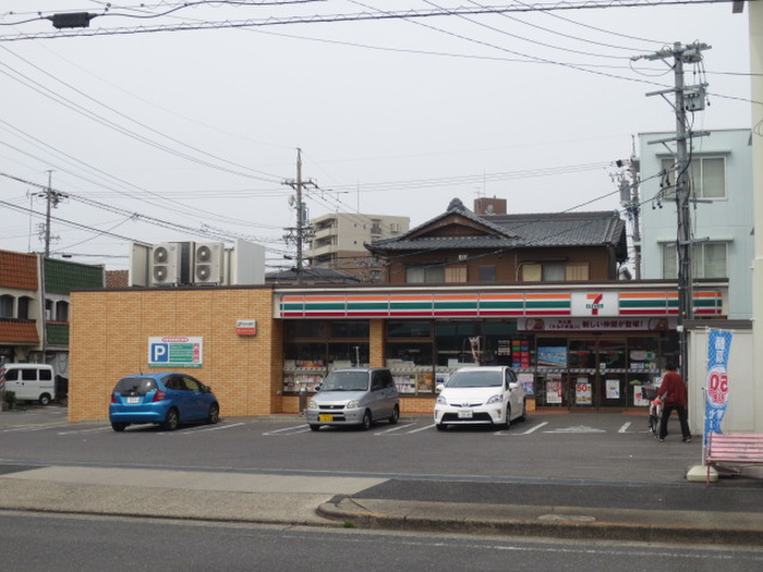 コンビニ　セブンイレブン（コンビニ）まで176m