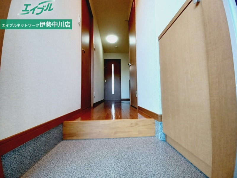 玄関　同物件別部屋写真