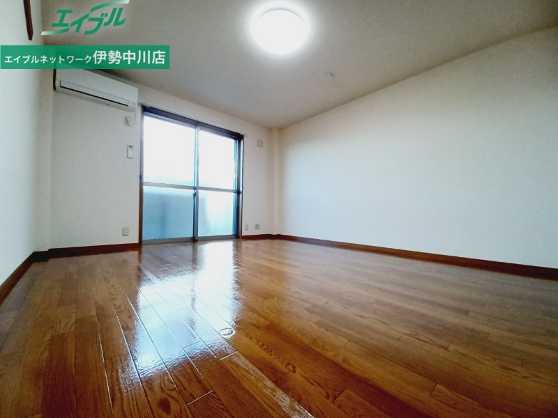 居室・リビング　同物件別部屋写真