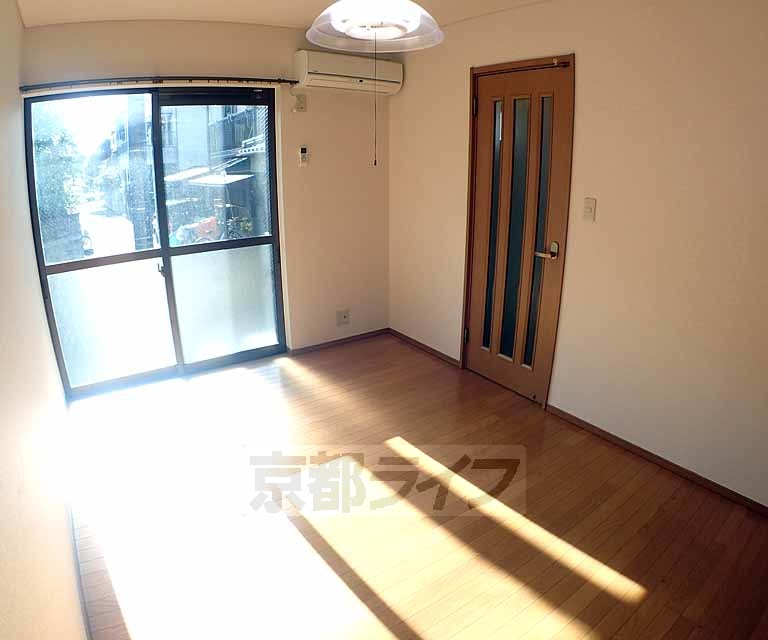 居室・リビング　フローリングでとてもキレイです。