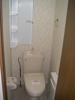 トイレ　小物収納棚設置しています。