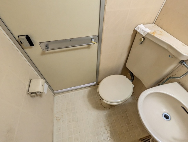 トイレ　※クリーニング前の写真です