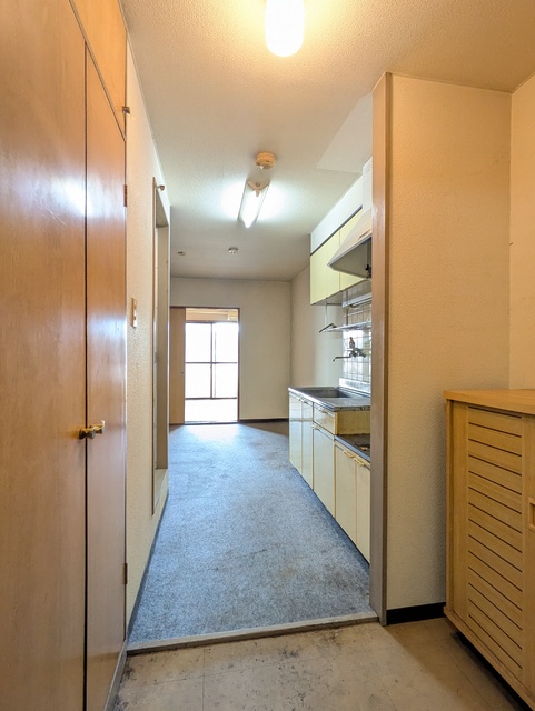 玄関　※クリーニング前の写真です