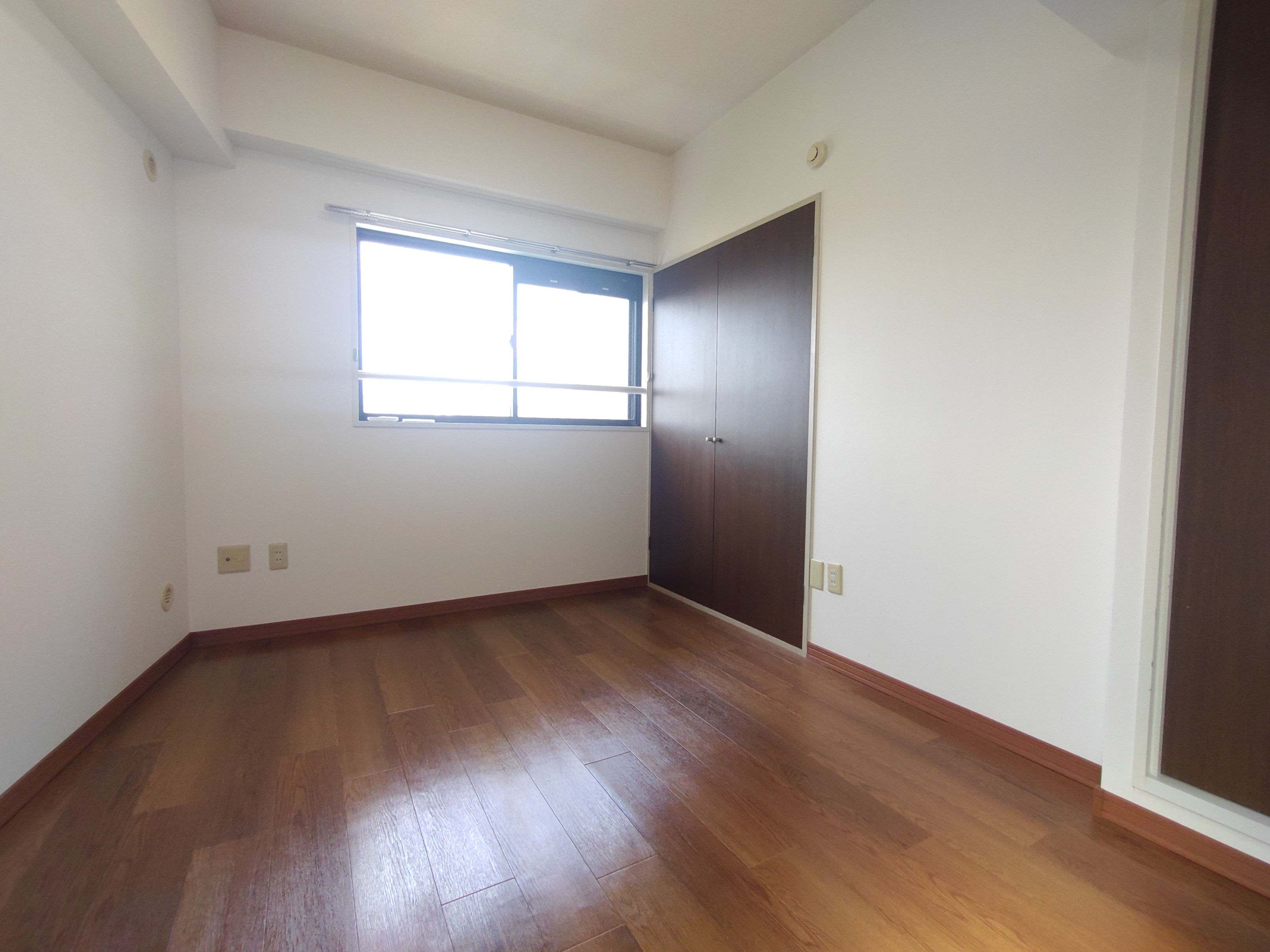 居室・リビング　収納付き・2面採光の洋室♪