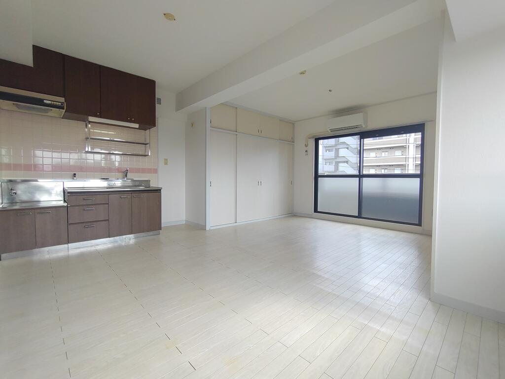 キッチン　窓付きで通風良好なダイニングキッチン♪