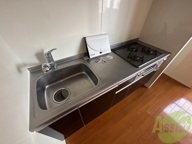 キッチン　３口ガスコンロも設置されていて、調理スペースも広いですね。