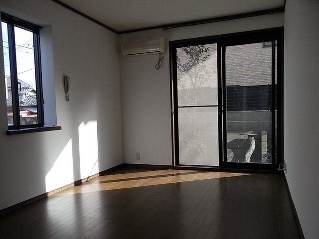 居室・リビング　出窓付き２面採光の明るいベッドルーム