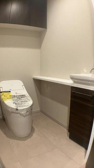 トイレ　温水洗浄便座・手洗いカウンター付