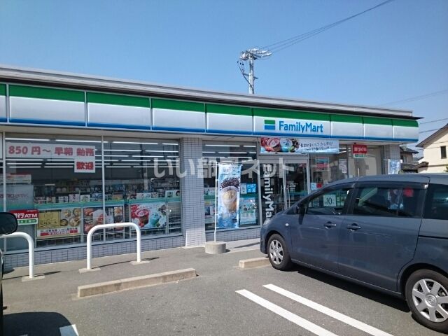 コンビニ　ファミリーマート 豊川平尾店（コンビニ）まで233m