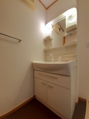 洗面設備　ゆったりとスペースのある洗面所