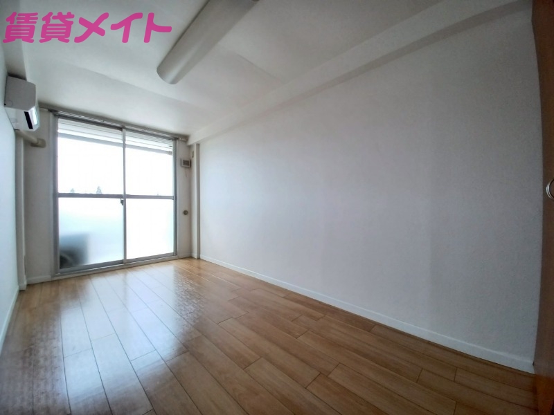 居室・リビング　同物件別部屋のお写真です。