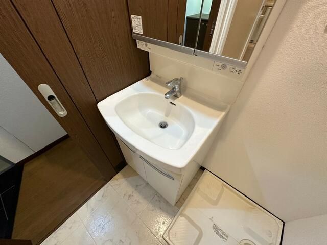 洗面設備　朝の支度にも助かる、独立の洗髪洗面化粧台