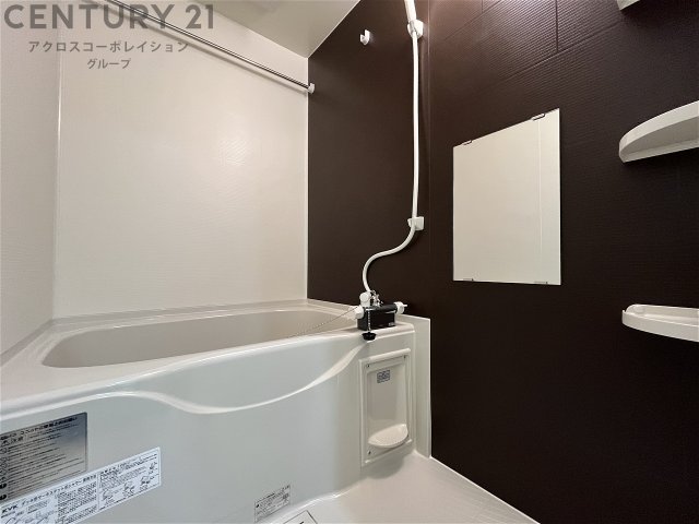 バス・シャワールーム　浴室乾燥付きで雨でも洗濯物が乾きます。