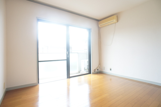 居室・リビング　人気の南向きなので暖かな日差しが入りますね♪