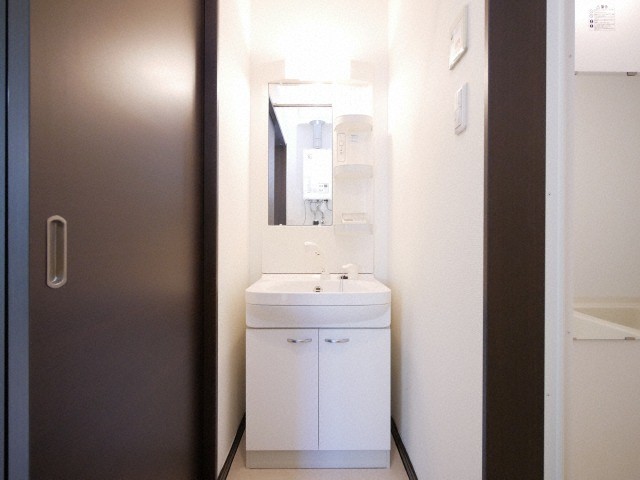 洗面設備　朝の身支度に便利な洗面台です♪