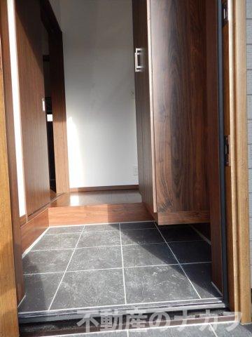 玄関　※過去の室内写真のため現況と異なる場合があります