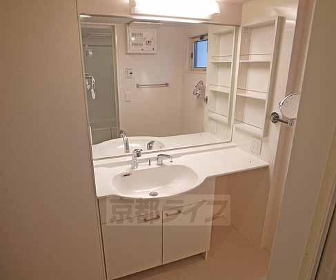 洗面設備　豪華でピカピカです。