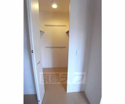 収納　中に照明があるのが魅力的です。