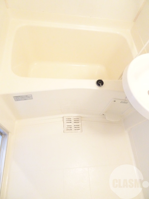 バス・シャワールーム　キレイにリフォームされています♪