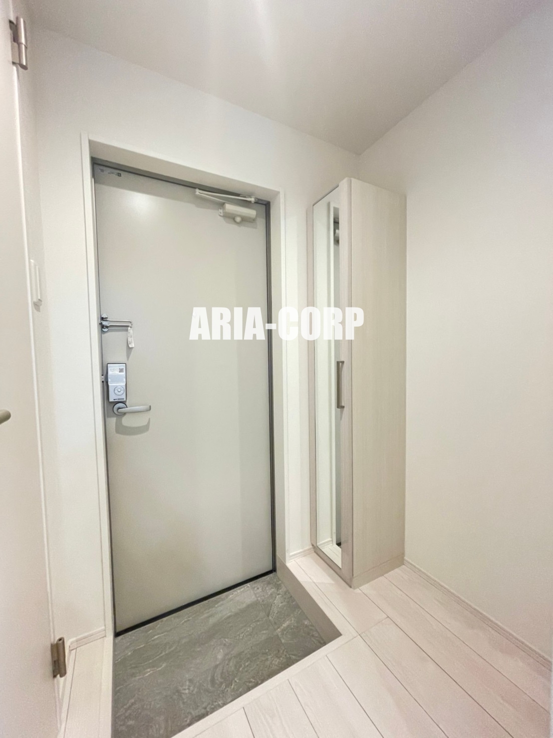 玄関　縦長のスリムなシューズBOX搭載です！