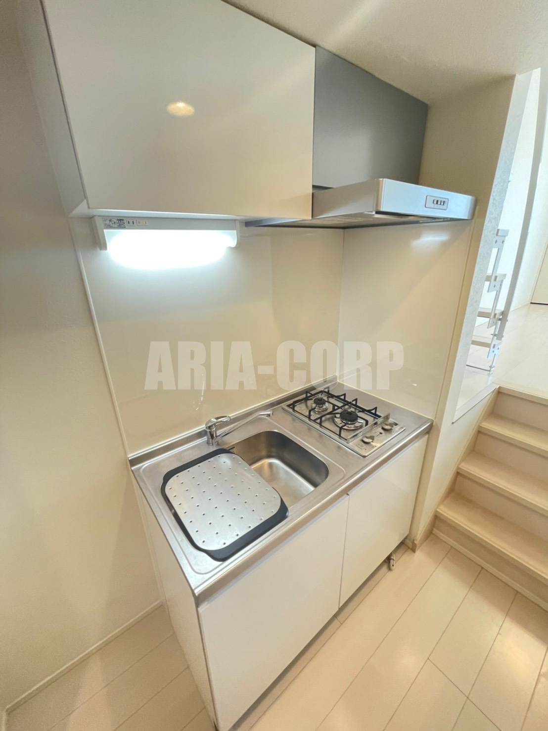 キッチン　人気の２口コンロ、お料理や洗い物時に役立つ補助プレート付です