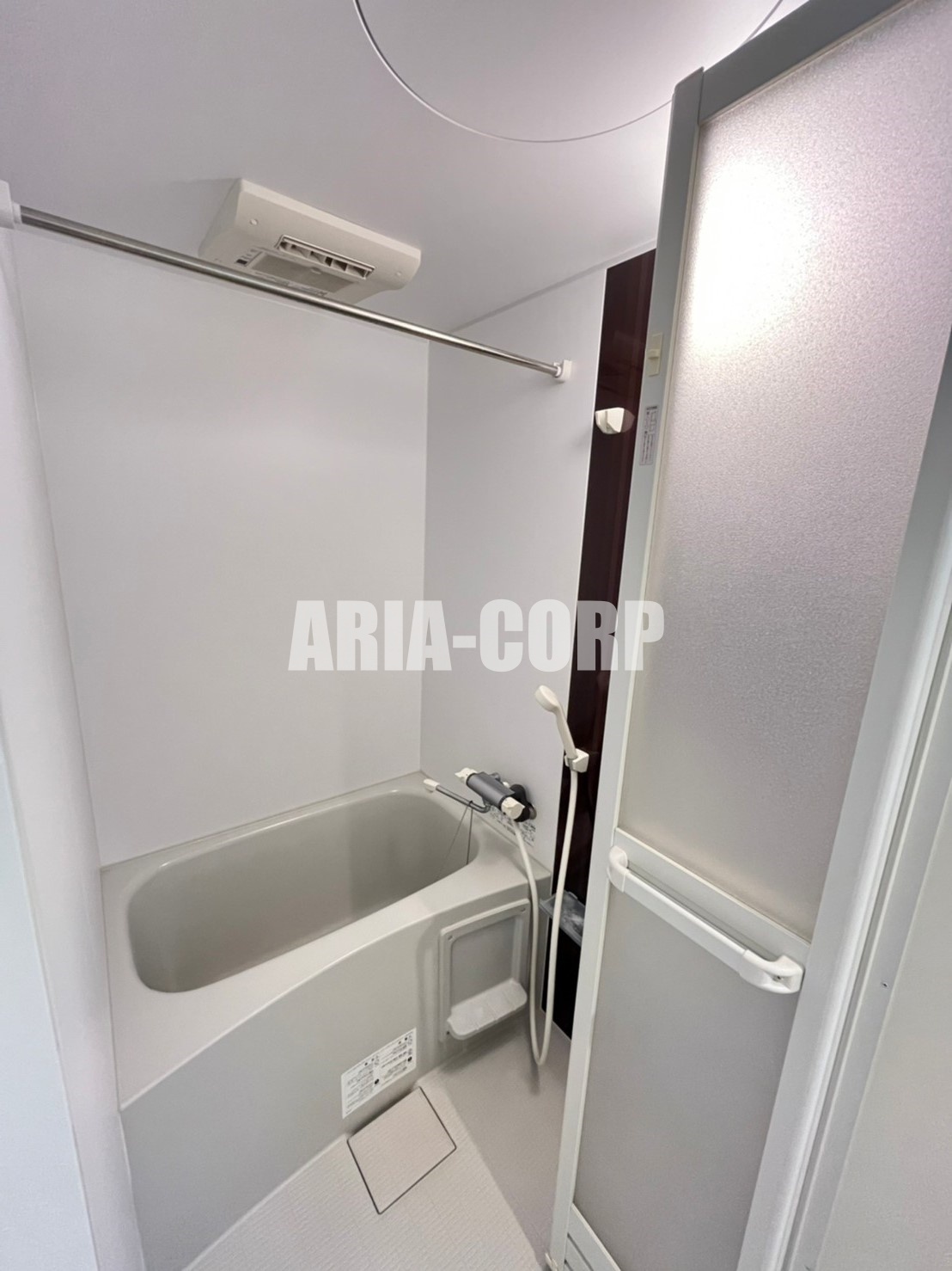 バス・シャワールーム　浴室乾燥機付き。カラーパネル採用でお洒落なバスルームです。