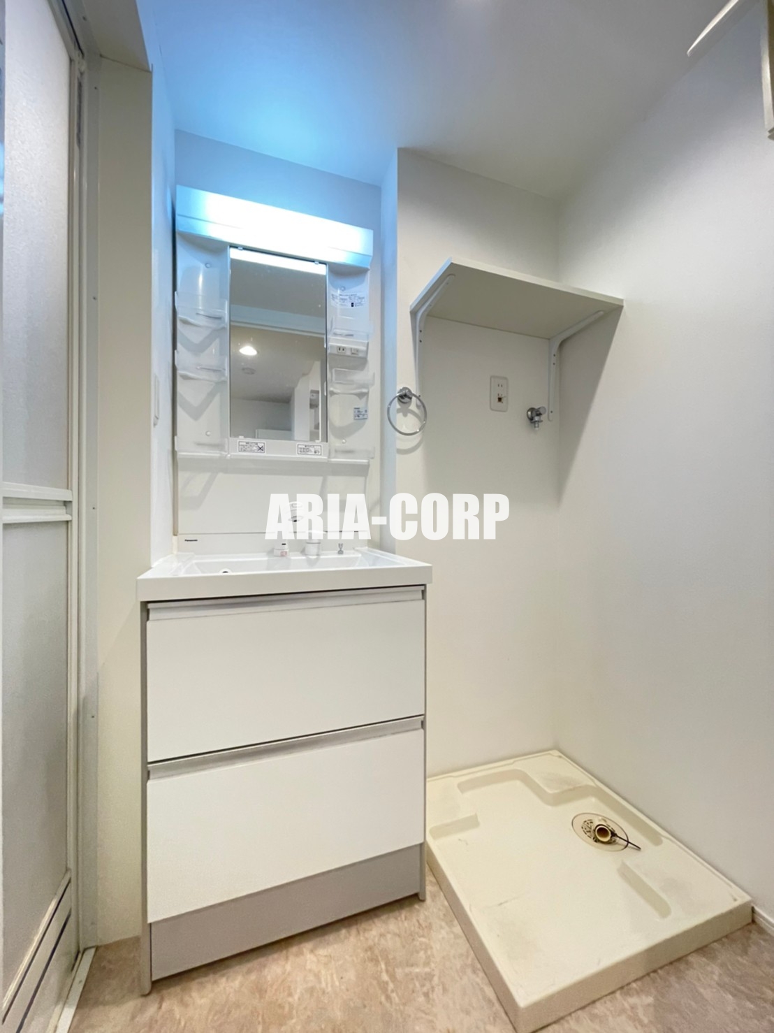 洗面設備　独立洗面台付。シャワーヘッドタイプで洗髪や手入れに◎です