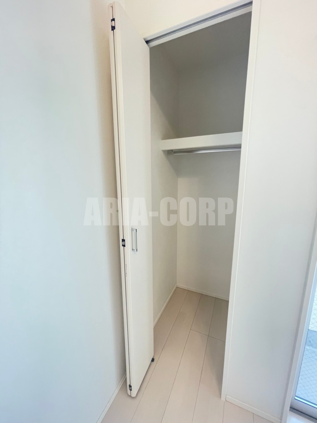 収納　クローゼット。上部には便利な棚がございます！