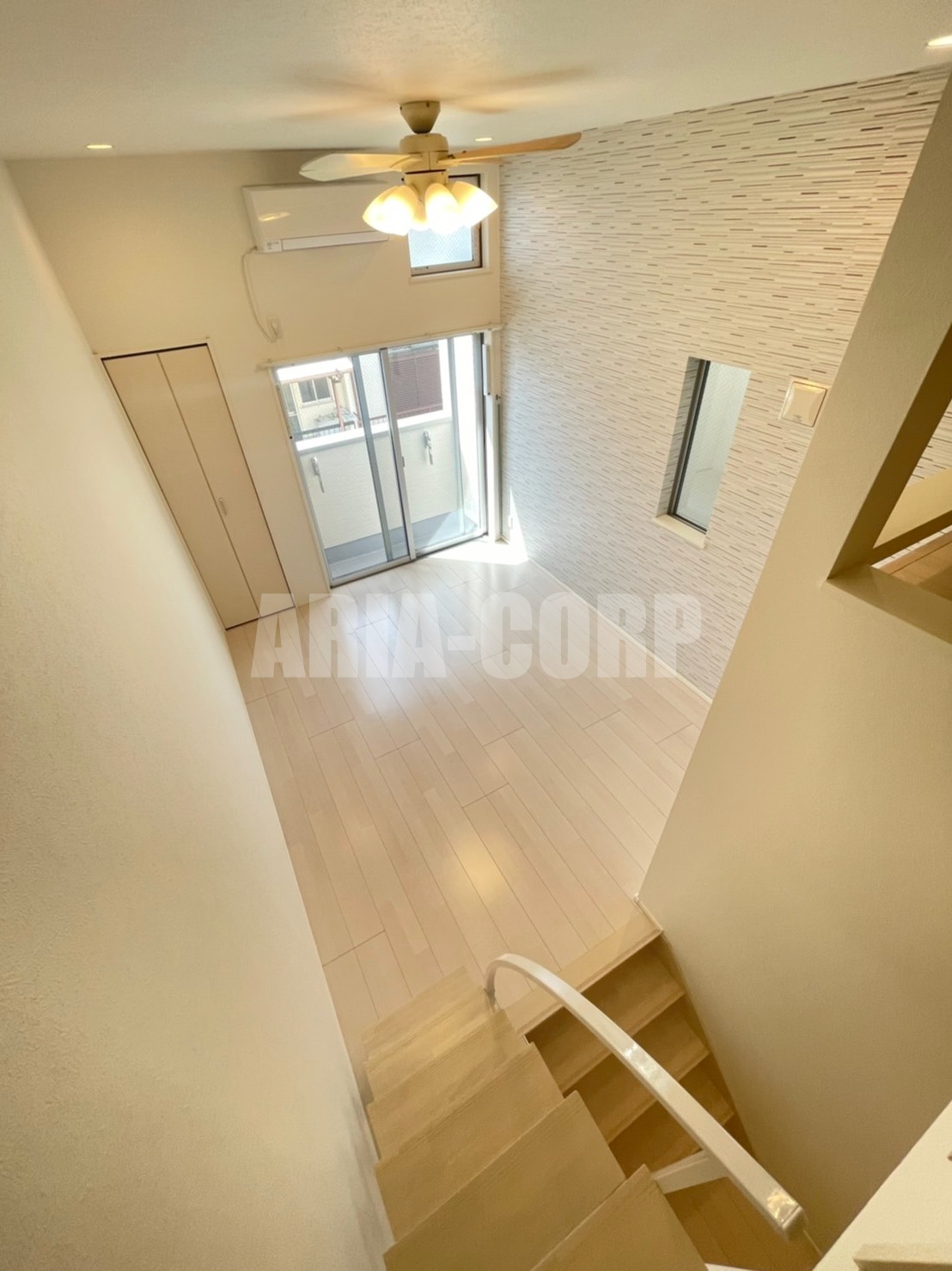 居室・リビング　天井高のある開放的な空間！デザイナーズ仕様でお洒落な室内！