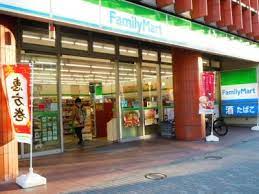 コンビニ　ファミリーマート渋谷明治通り店（コンビニ）まで93m