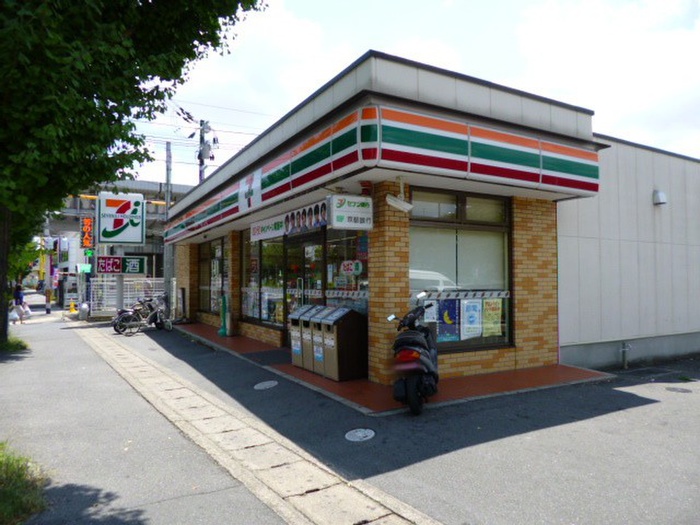コンビニ　セブンイレブン京都上久世店（コンビニ）まで300m