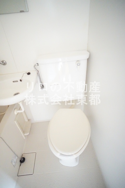 トイレ　白を基調とした空間で清潔感のあるトイレです♪