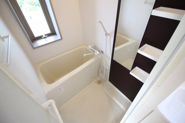 バス・シャワールーム　窓付きの浴槽☆オシャレなアクセントと大きな鏡付き