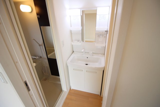 洗面設備　シャワー付き洗面化粧台