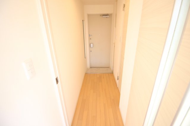 玄関　玄関前に姿見鏡があります