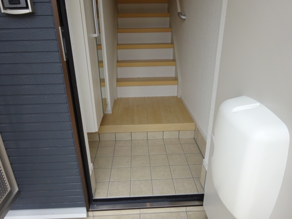 玄関　入ってすぐに内階段あります