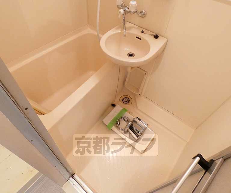 バス・シャワールーム　バスルームです