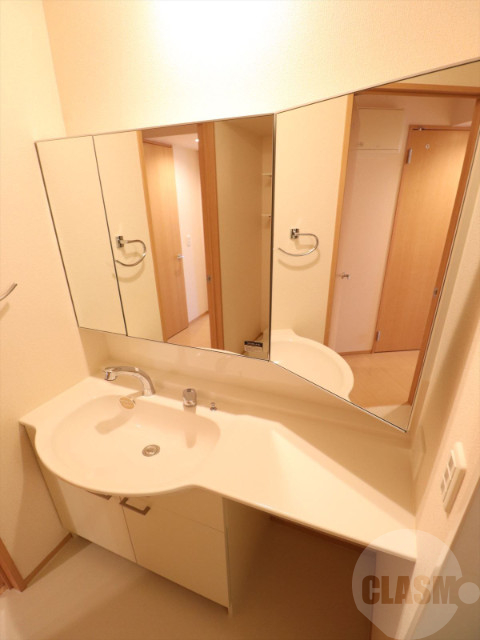 洗面設備　大きなミラーの洗面スペース