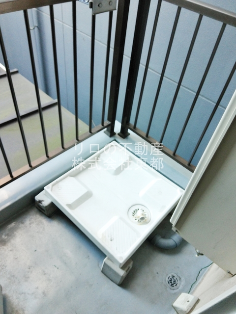 その他　洗濯機置場が室外にあるのでお部屋を広々お使いいただけます。