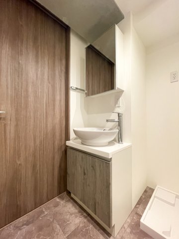 洗面設備　ゆったりとスペースのある洗面所